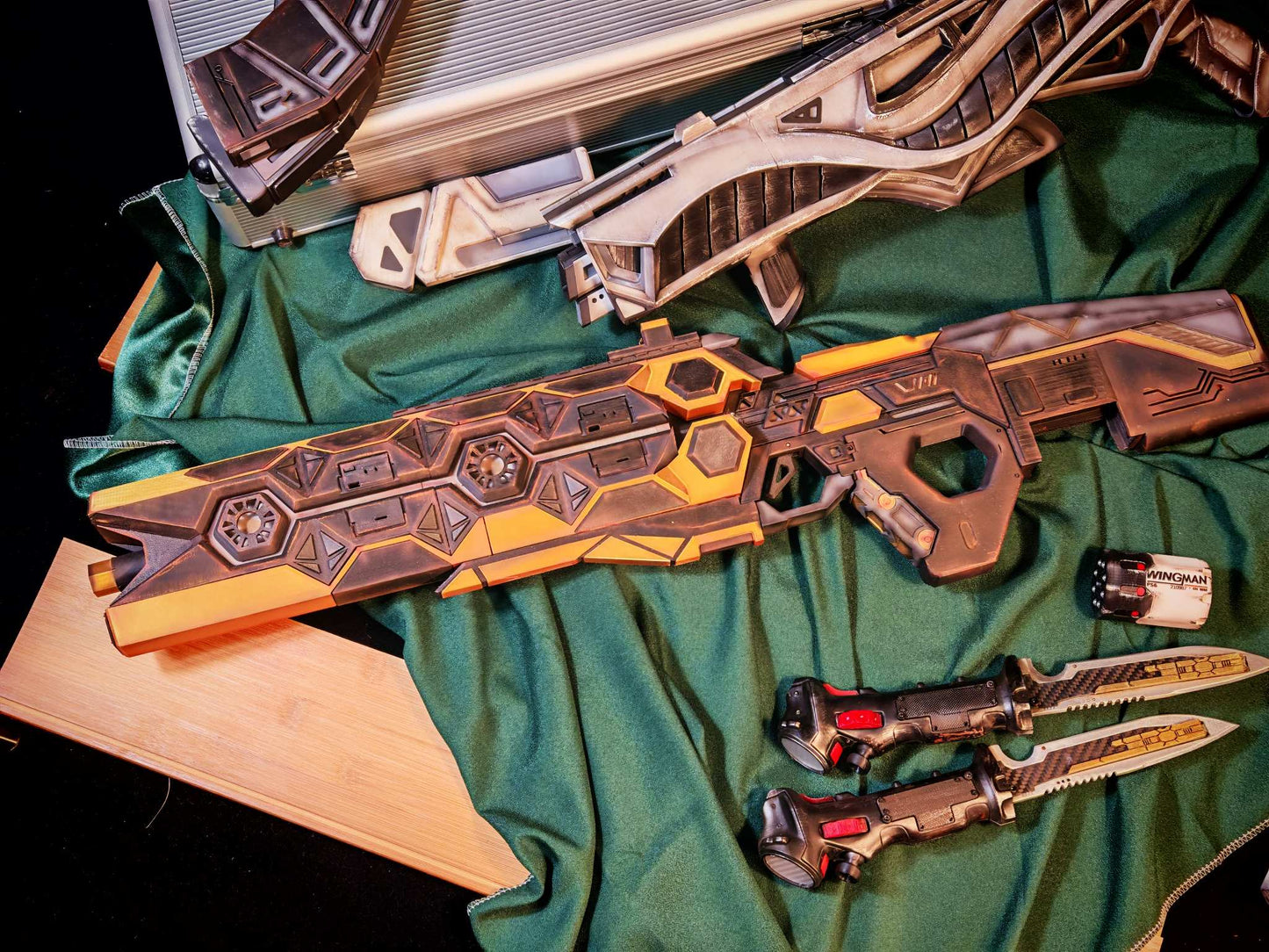Apex Legends VK-47 "Black & Gold Tech" Replica Prop – Life-Size Assault Rifle, Cosplay Weapon, Collectible Gaming Display for Fans