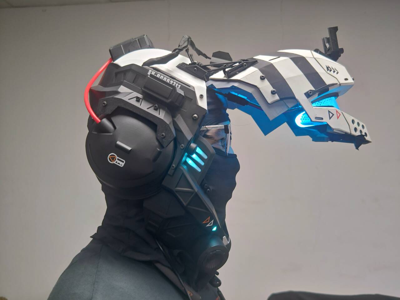 Titanfall 2 Pulse Blade Pilot Helmet – Life-Size Wearable Replica, Cosplay Helmet, Collectible Gaming Display Prop for Fans