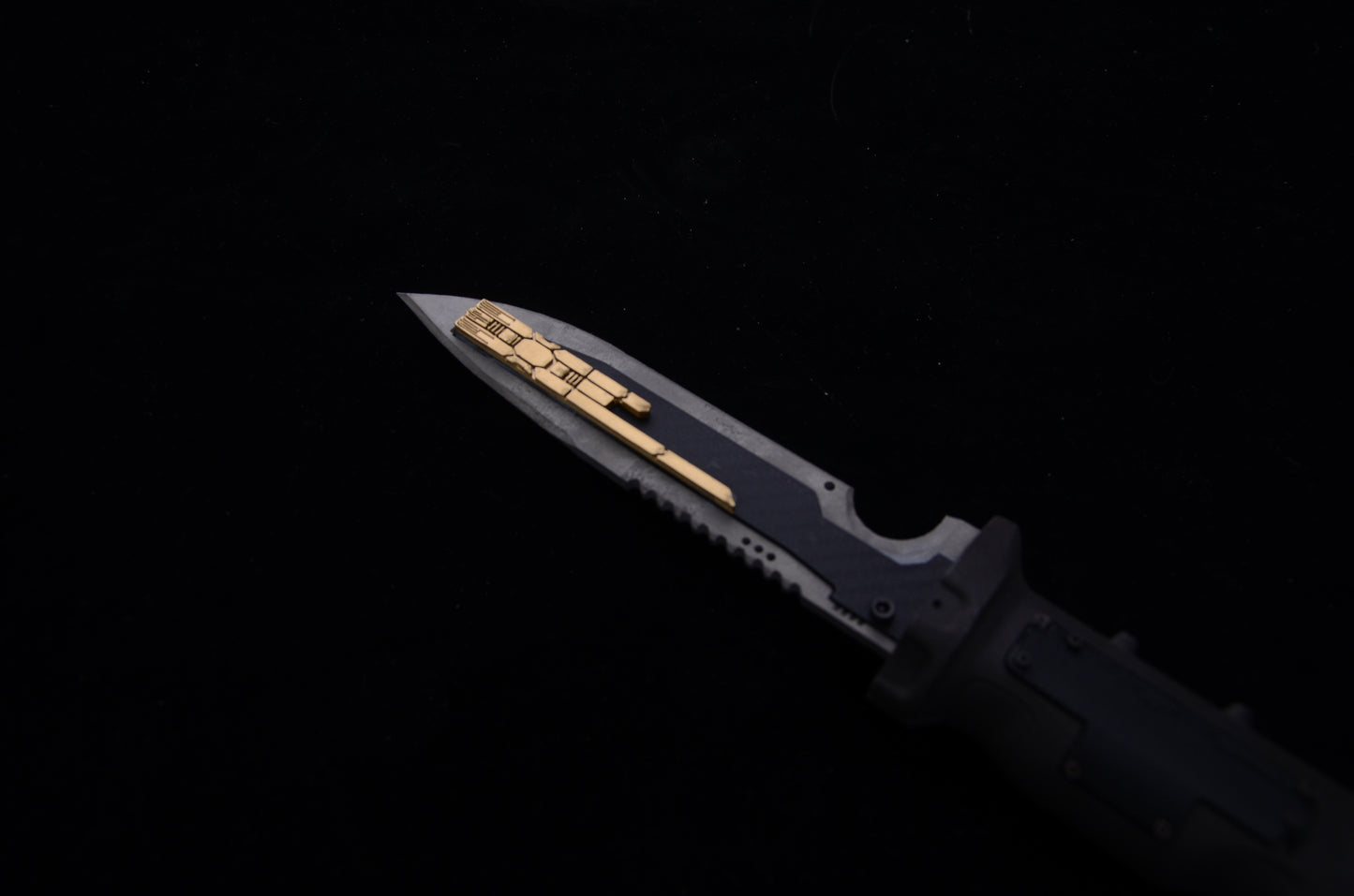 Titanfall 2 Data Knife Replica – Life-Size Full-Scale Prop, Cosplay Accessory, Collectible Gaming Display for Fans