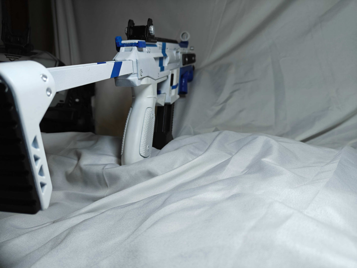 Apex Legends R99 "Blade" Skin Replica Prop – Life-Size SMG Cosplay Weapon, Collectible Display Model for Gamers