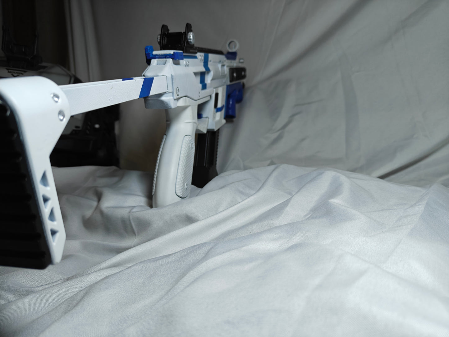 Apex Legends R99 "Blade" Skin Replica Prop – Life-Size SMG Cosplay Weapon, Collectible Display Model for Gamers