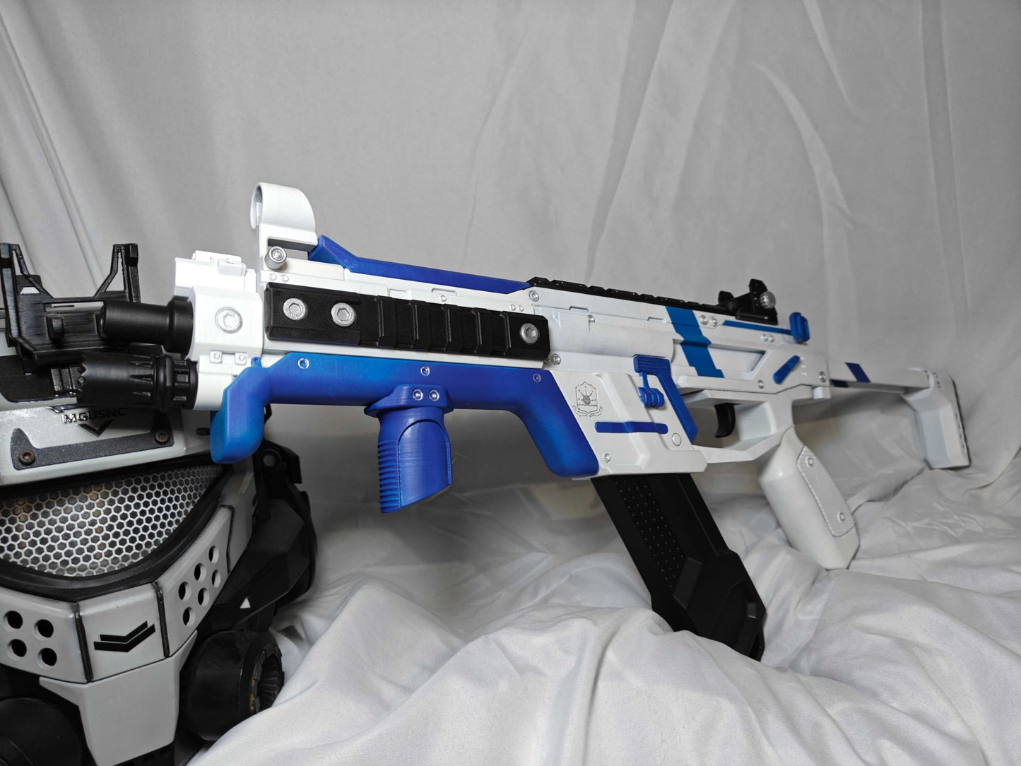 Apex Legends R99 "Blade" Skin Replica Prop – Life-Size SMG Cosplay Weapon, Collectible Display Model for Gamers