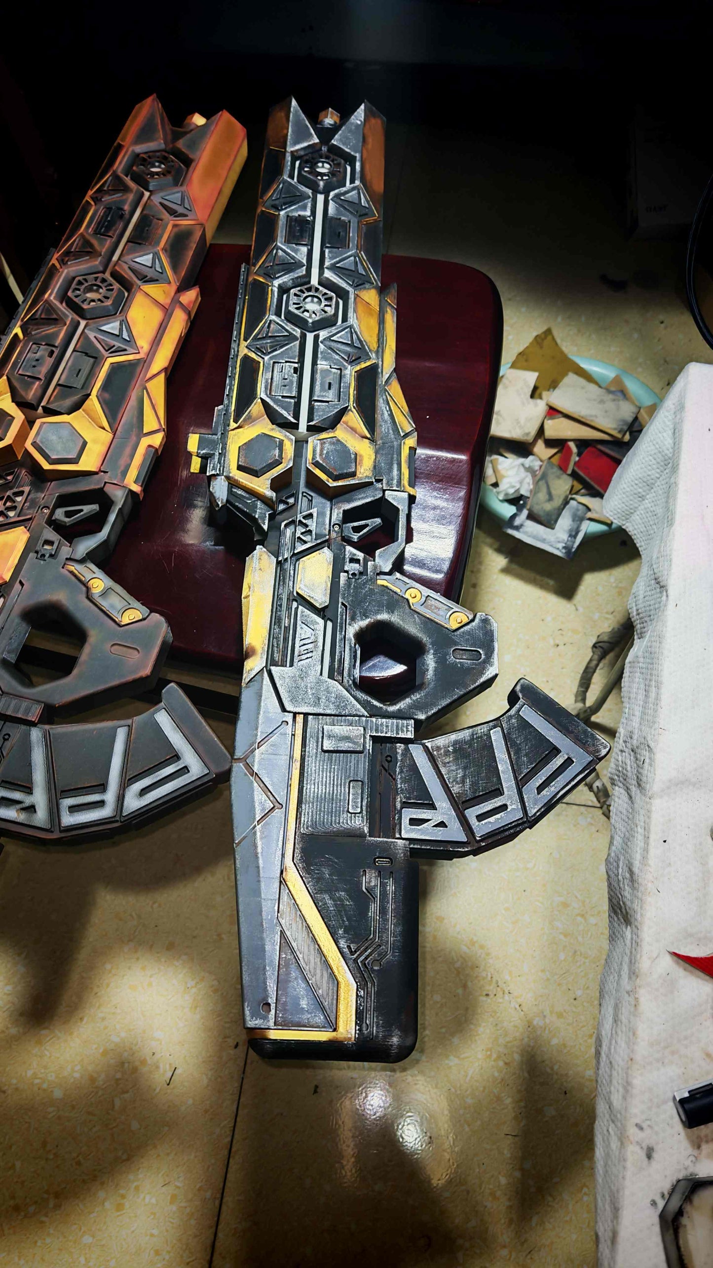 Apex Legends VK-47 "Black & Gold Tech" Replica Prop – Life-Size Assault Rifle, Cosplay Weapon, Collectible Gaming Display for Fans