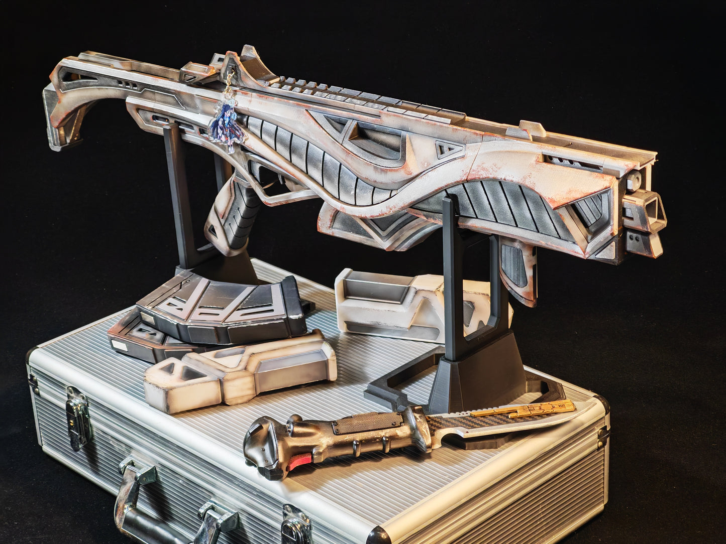 Apex Legends R99 "Blade" Skin Replica Prop – Life-Size SMG Cosplay Weapon, Collectible Display Model for Gamers