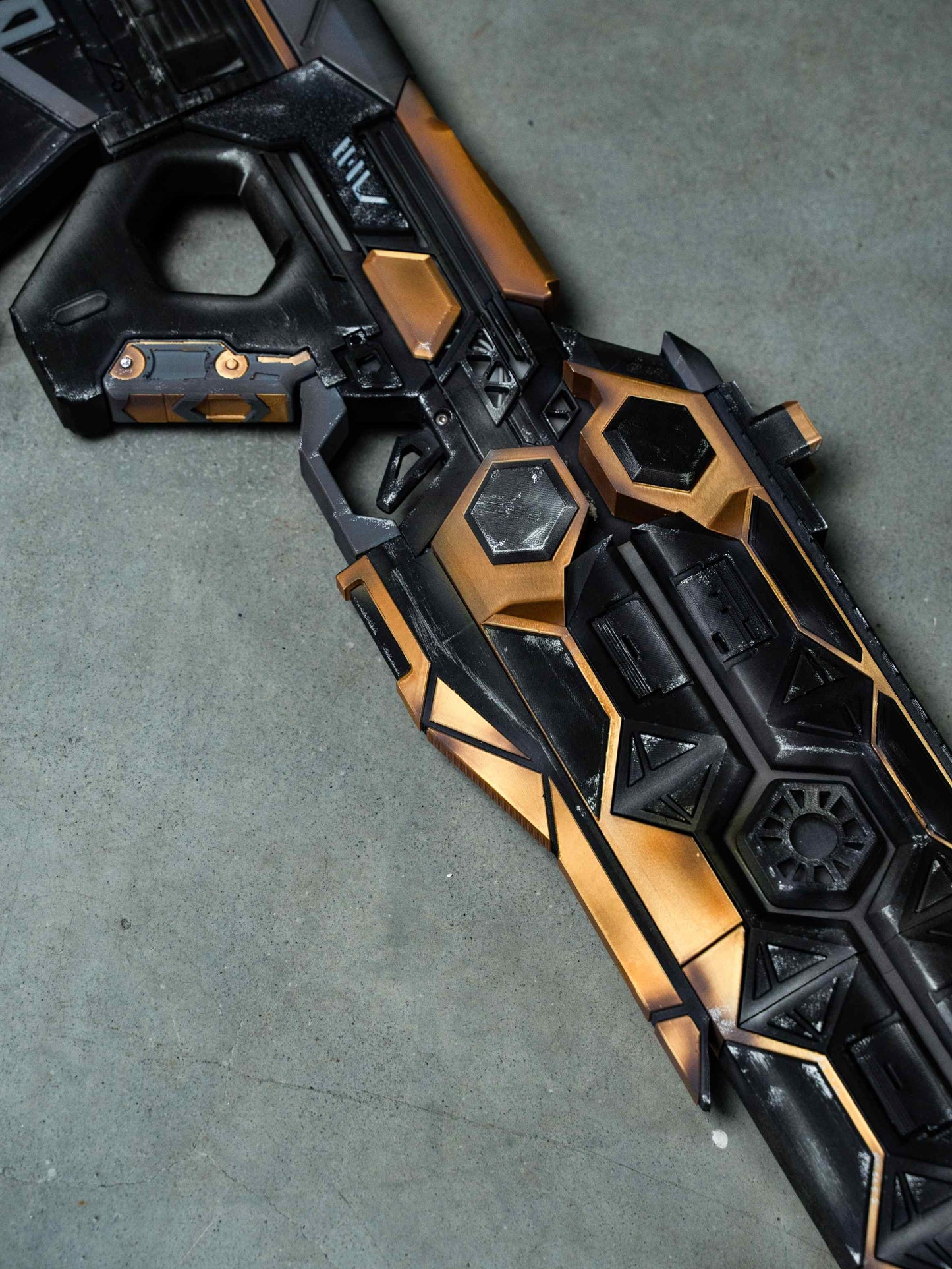 Apex Legends VK-47 "Black & Gold Tech" Replica Prop – Life-Size Assault Rifle, Cosplay Weapon, Collectible Gaming Display for Fans