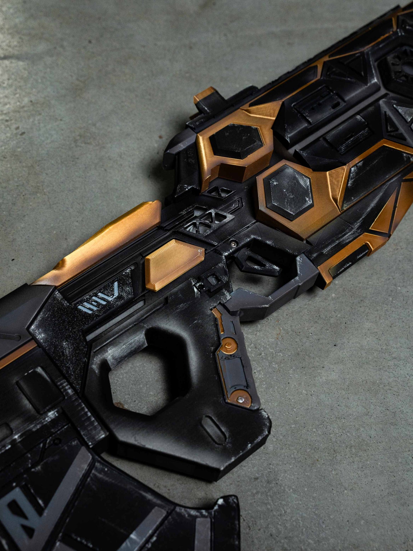 Apex Legends VK-47 "Black & Gold Tech" Replica Prop – Life-Size Assault Rifle, Cosplay Weapon, Collectible Gaming Display for Fans