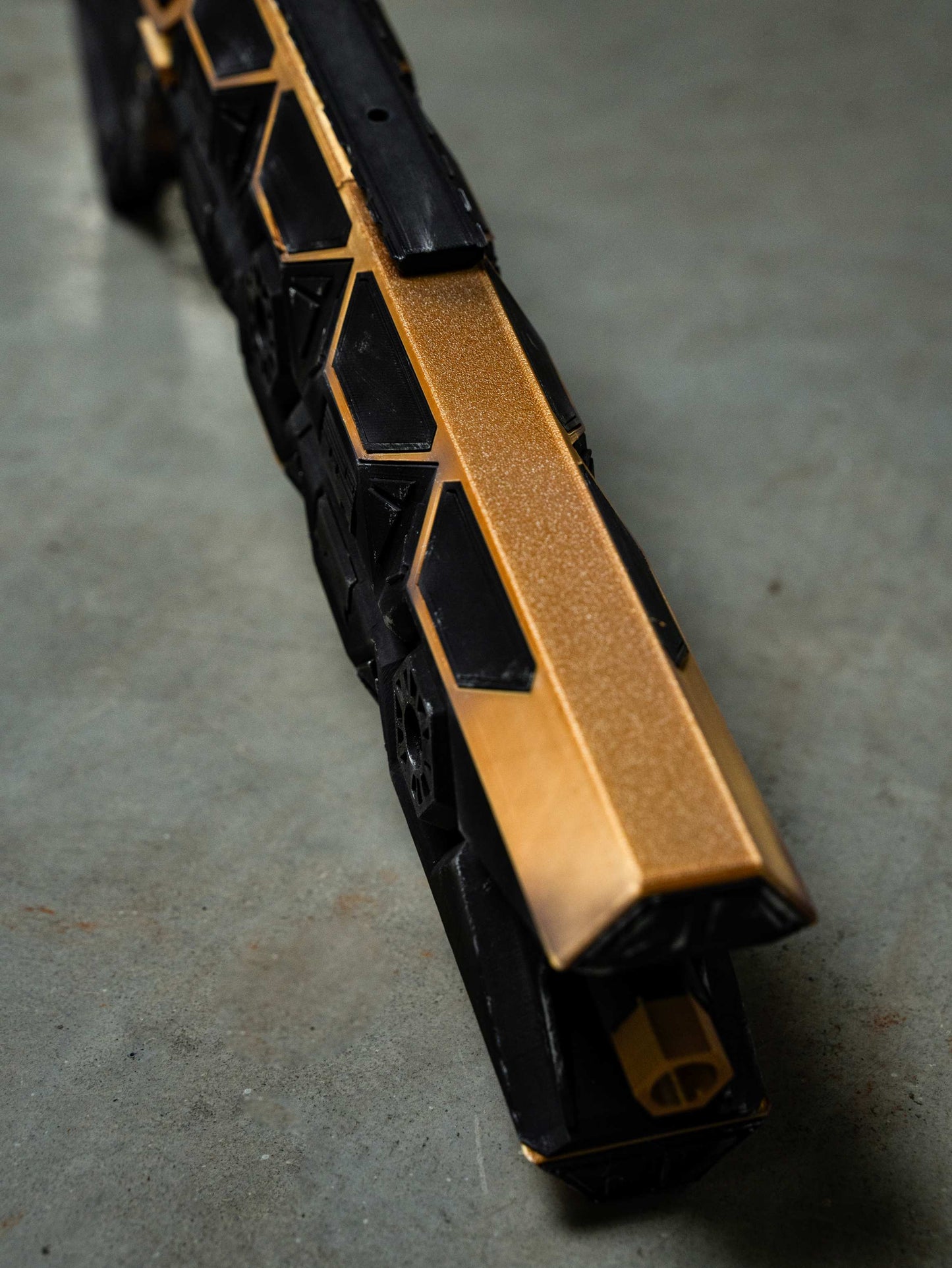 Apex Legends VK-47 "Black & Gold Tech" Replica Prop – Life-Size Assault Rifle, Cosplay Weapon, Collectible Gaming Display for Fans