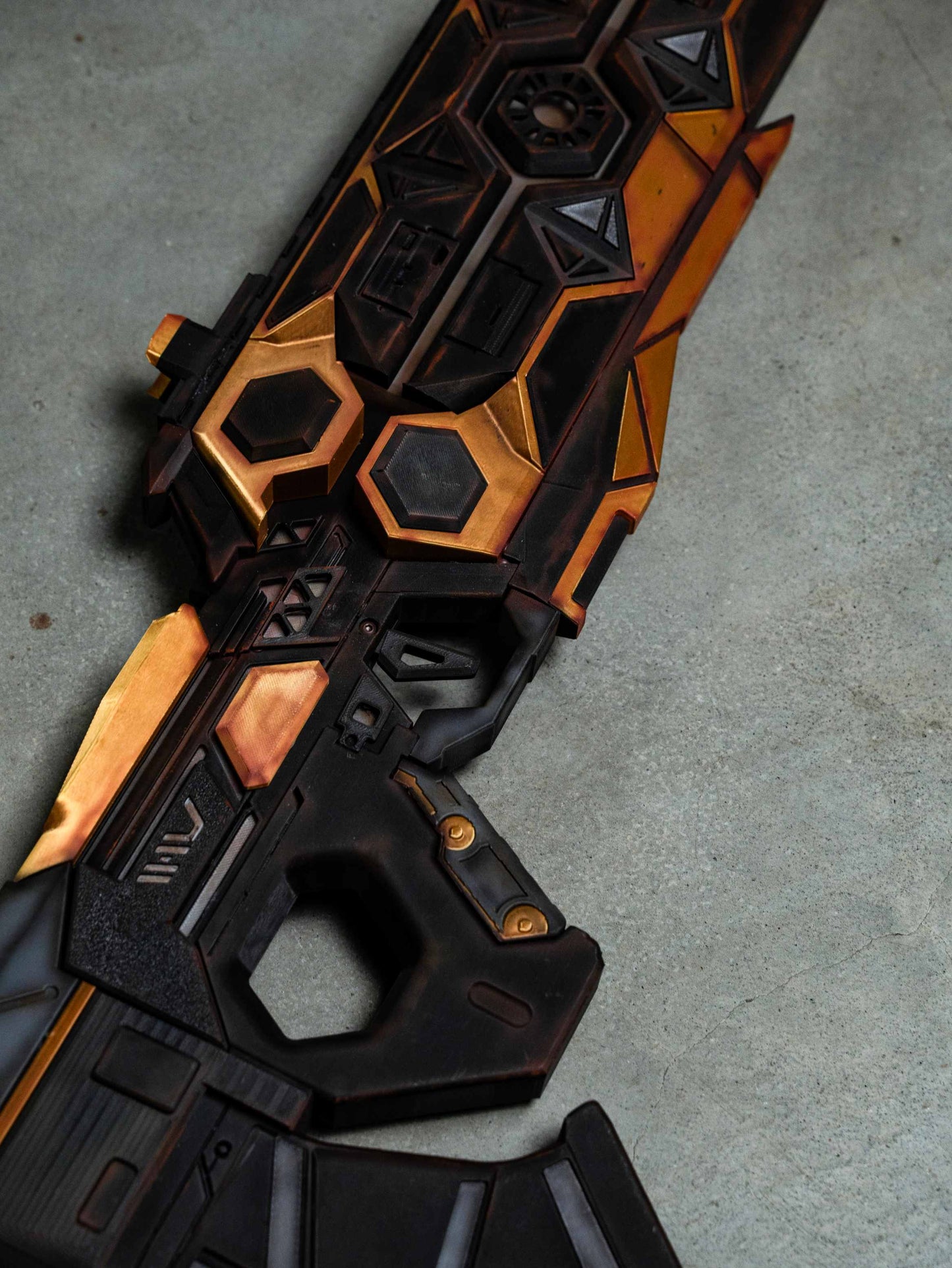 Apex Legends VK-47 "Black & Gold Tech" Replica Prop – Life-Size Assault Rifle, Cosplay Weapon, Collectible Gaming Display for Fans