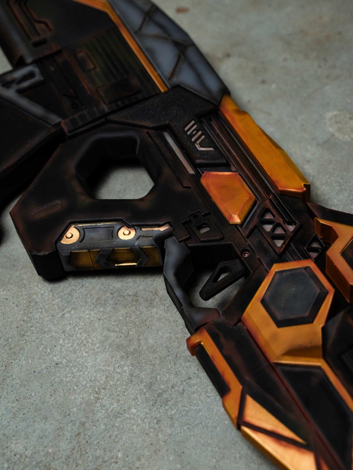 Apex Legends VK-47 "Black & Gold Tech" Replica Prop – Life-Size Assault Rifle, Cosplay Weapon, Collectible Gaming Display for Fans