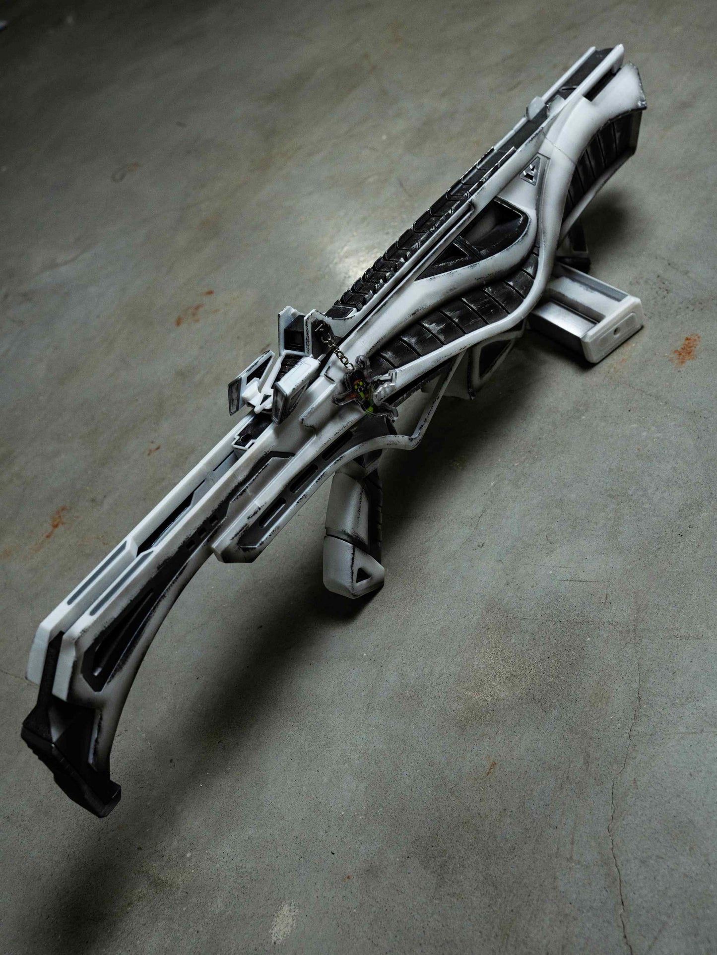 Apex Legends R99 "Blade" Skin Replica Prop – Life-Size SMG Cosplay Weapon, Collectible Display Model for Gamers