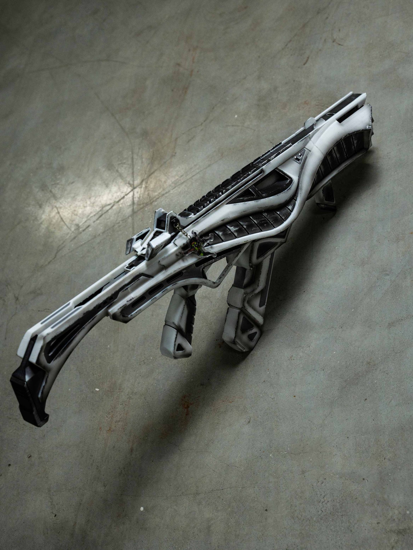 Apex Legends R99 "Blade" Skin Replica Prop – Life-Size SMG Cosplay Weapon, Collectible Display Model for Gamers