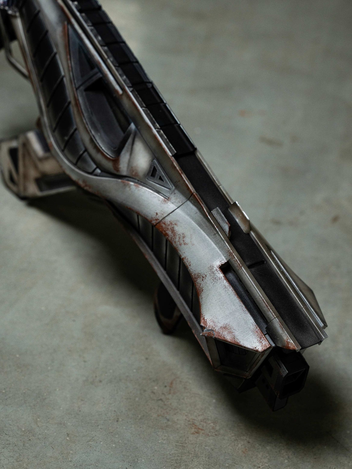 Apex Legends R99 "Blade" Skin Replica Prop – Life-Size SMG Cosplay Weapon, Collectible Display Model for Gamers