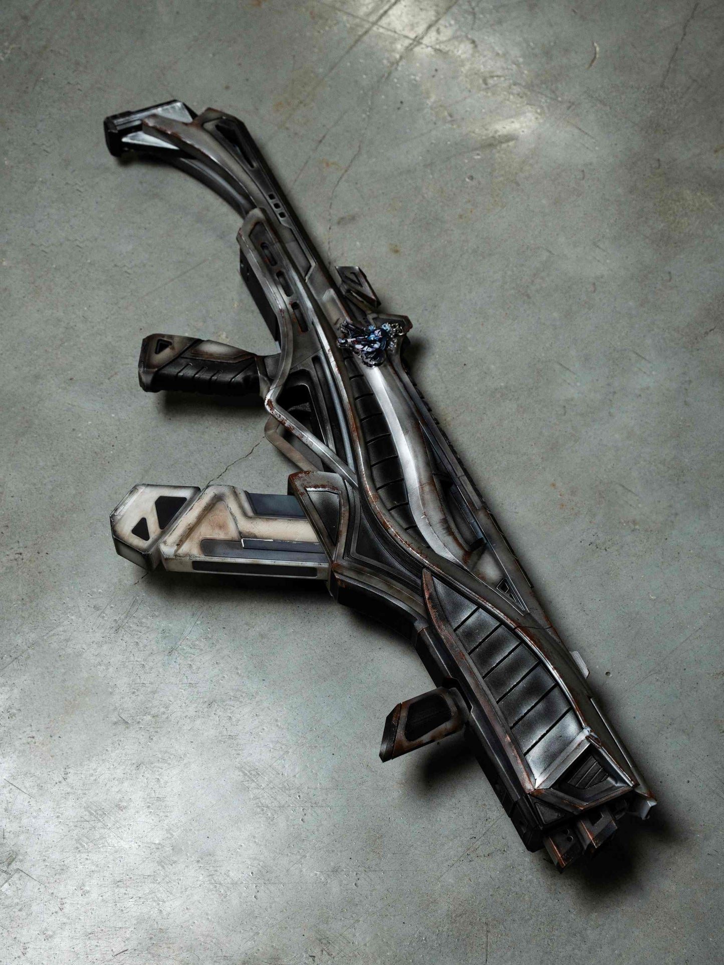 Apex Legends R99 "Blade" Skin Replica Prop – Life-Size SMG Cosplay Weapon, Collectible Display Model for Gamers