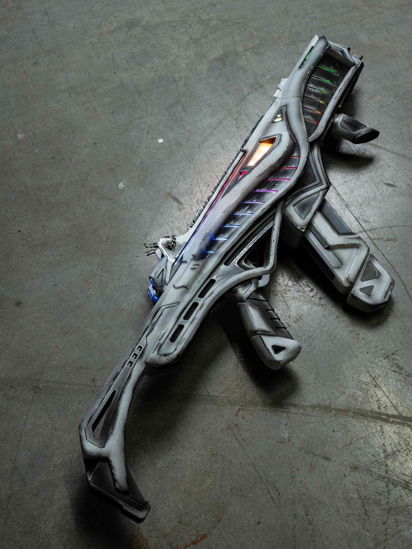 Apex Legends R99 "Blade" Skin Replica Prop – Life-Size SMG Cosplay Weapon, Collectible Display Model for Gamers