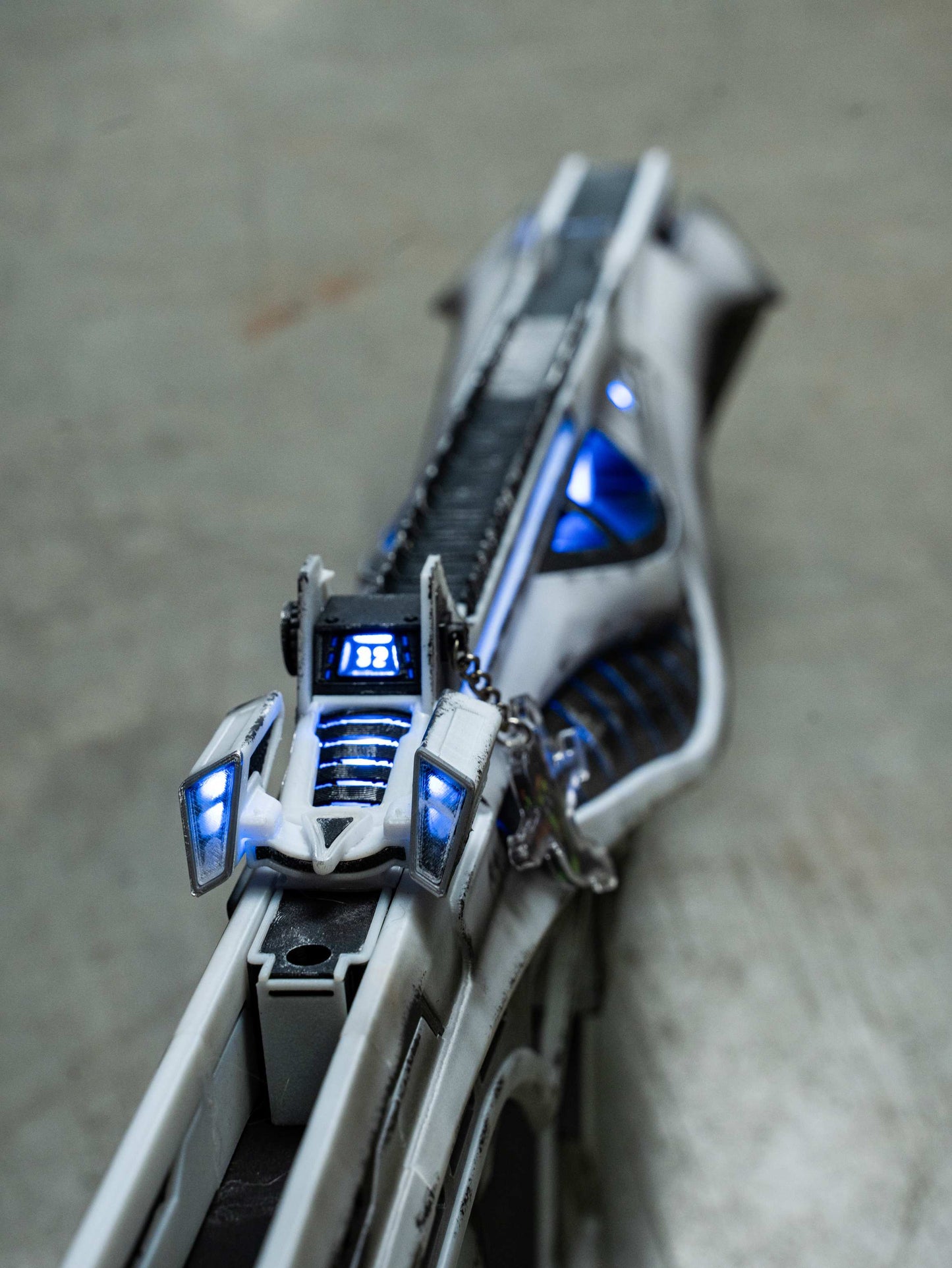 Apex Legends R99 "Blade" Skin Replica Prop – Life-Size SMG Cosplay Weapon, Collectible Display Model for Gamers
