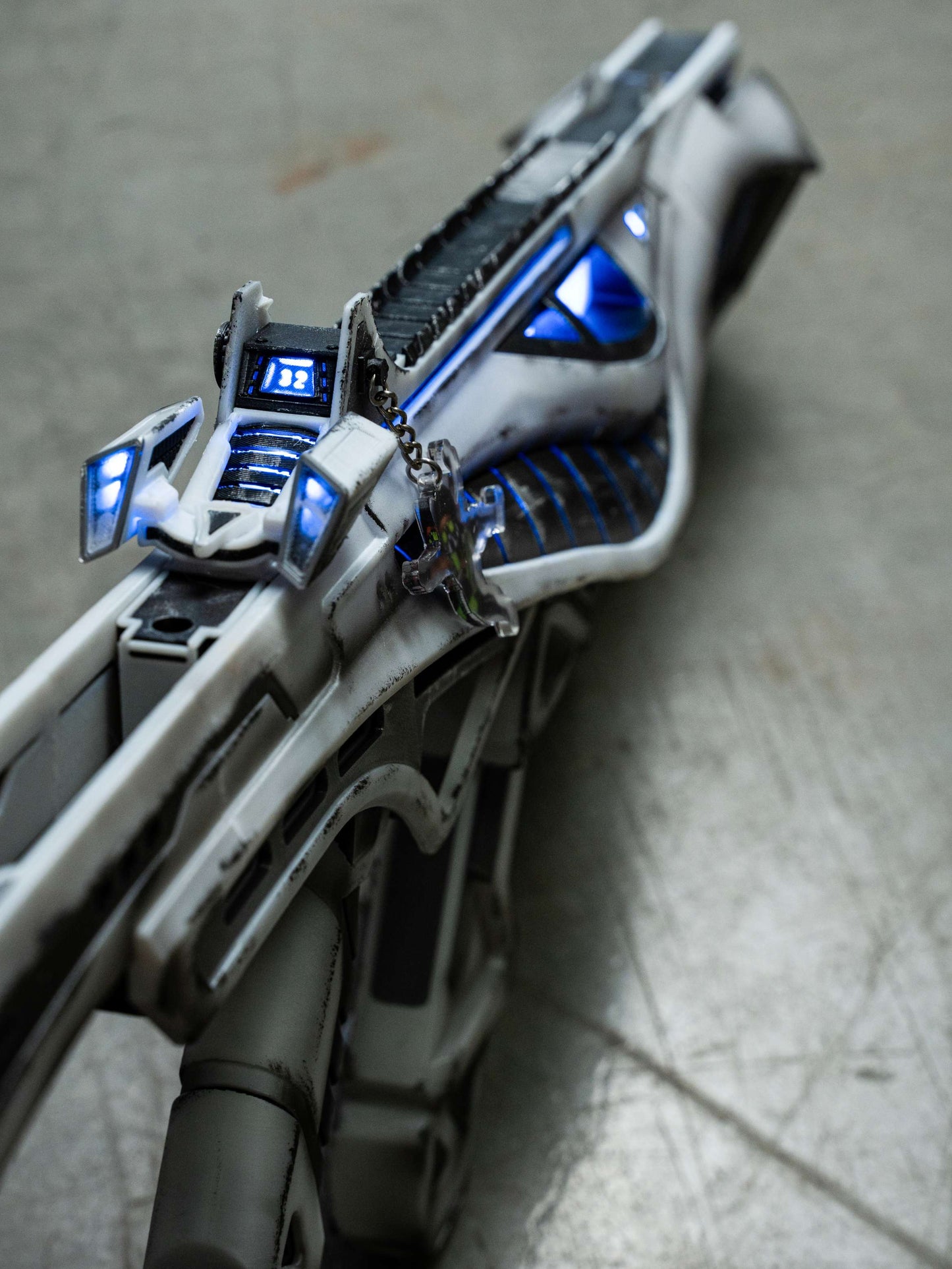 Apex Legends R99 "Blade" Skin Replica Prop – Life-Size SMG Cosplay Weapon, Collectible Display Model for Gamers