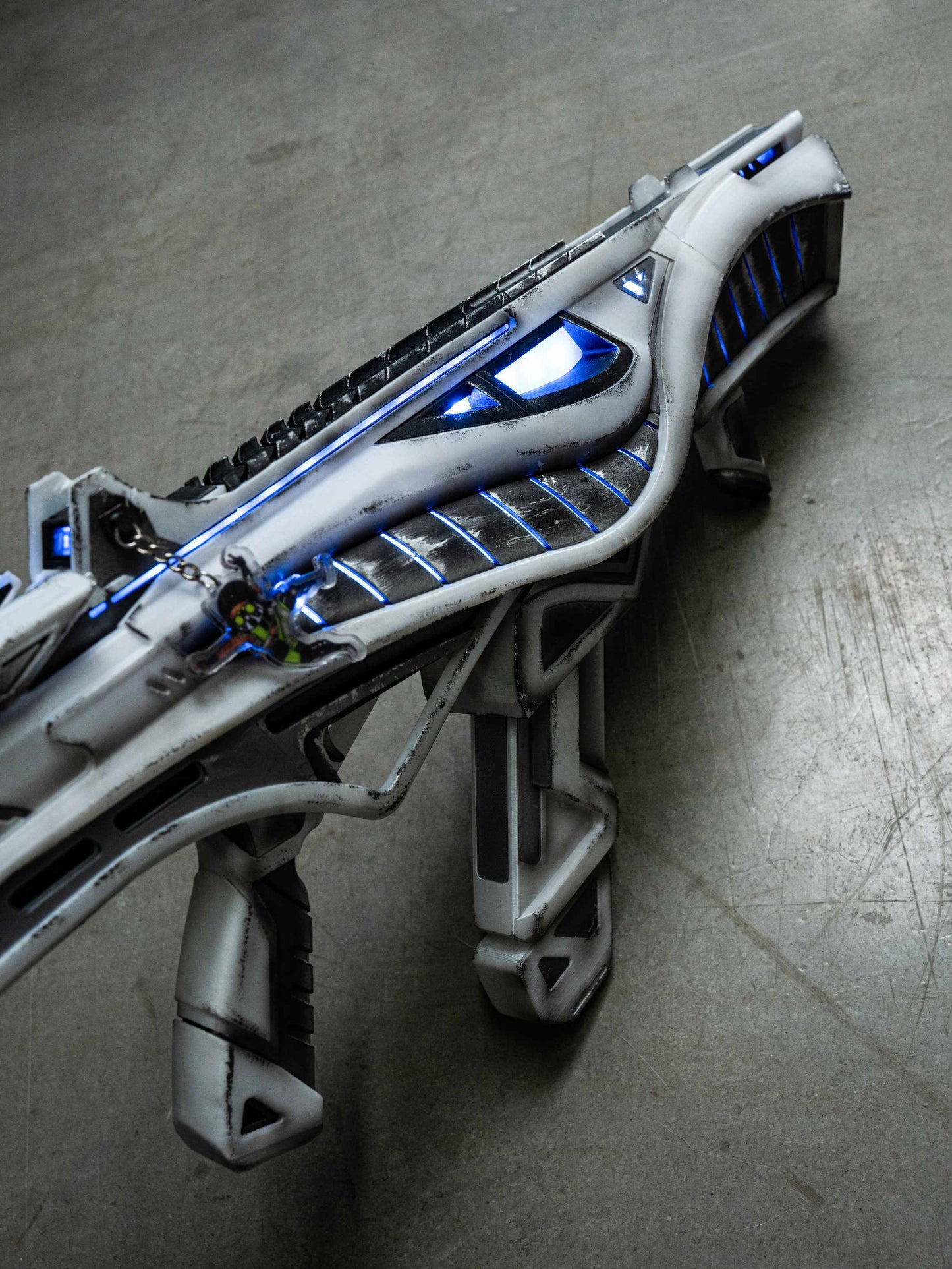 Apex Legends R99 "Blade" Skin Replica Prop – Life-Size SMG Cosplay Weapon, Collectible Display Model for Gamers