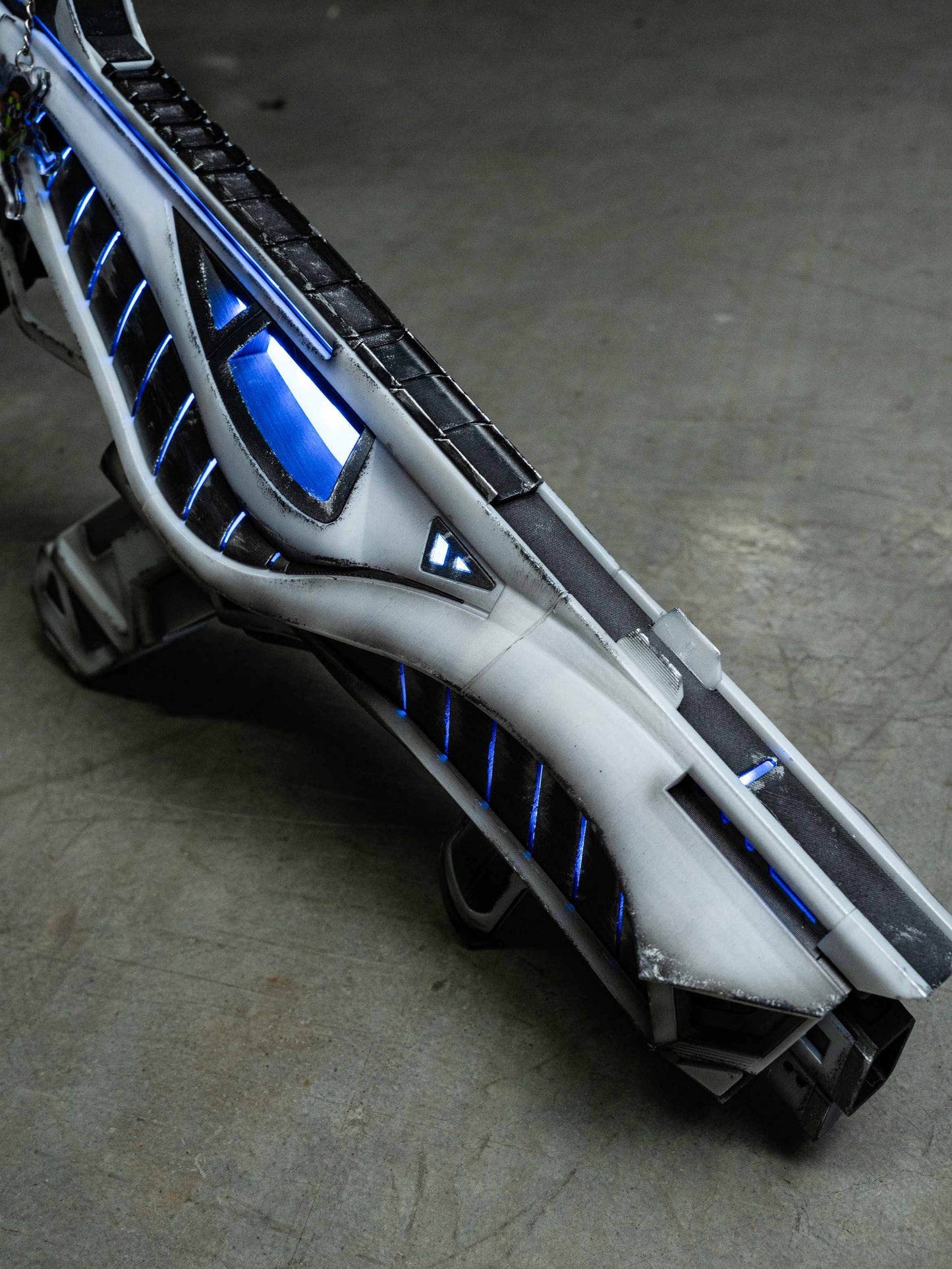 Apex Legends R99 "Blade" Skin Replica Prop – Life-Size SMG Cosplay Weapon, Collectible Display Model for Gamers