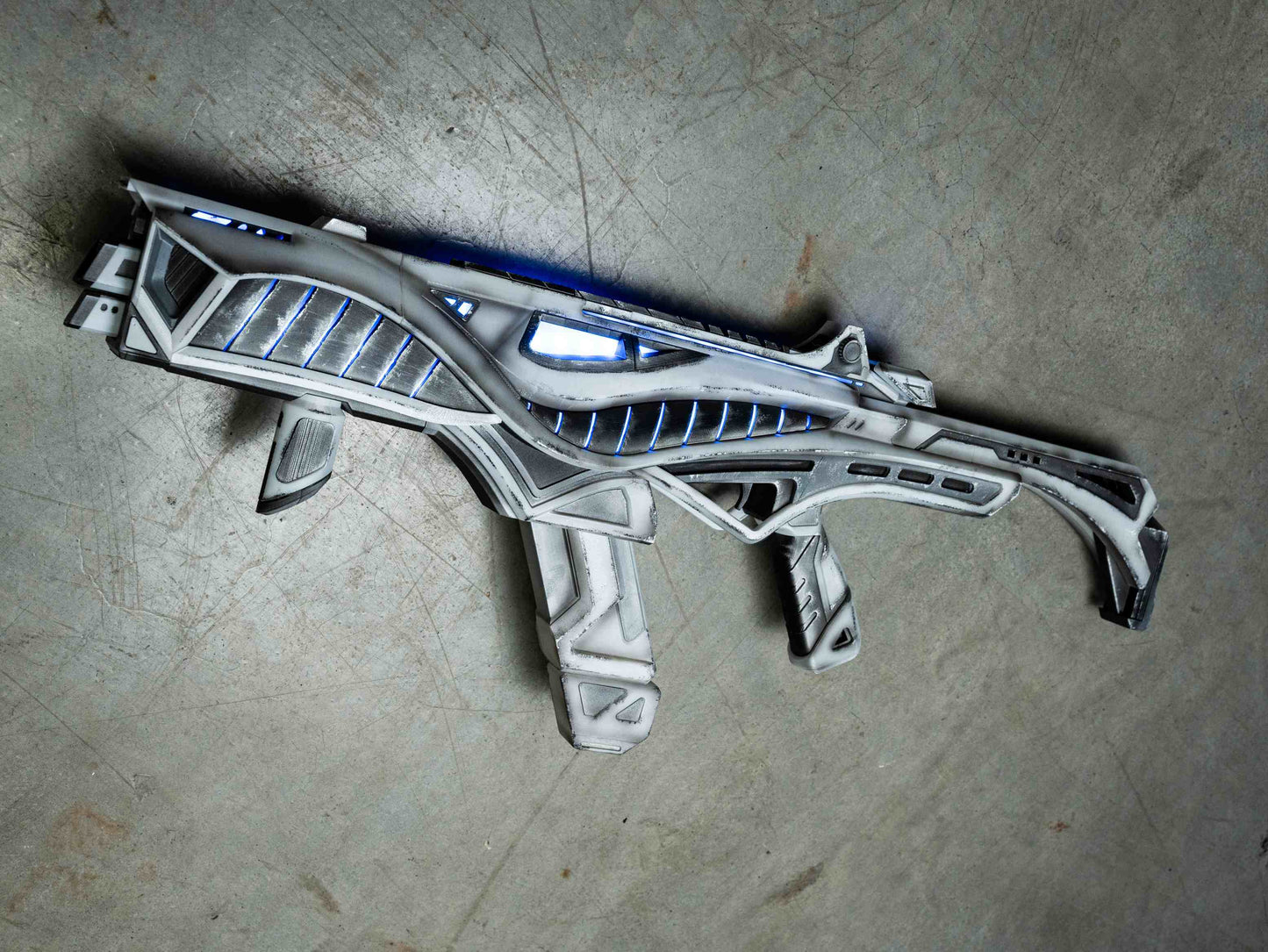 Apex Legends R99 "Blade" Skin Replica Prop – Life-Size SMG Cosplay Weapon, Collectible Display Model for Gamers