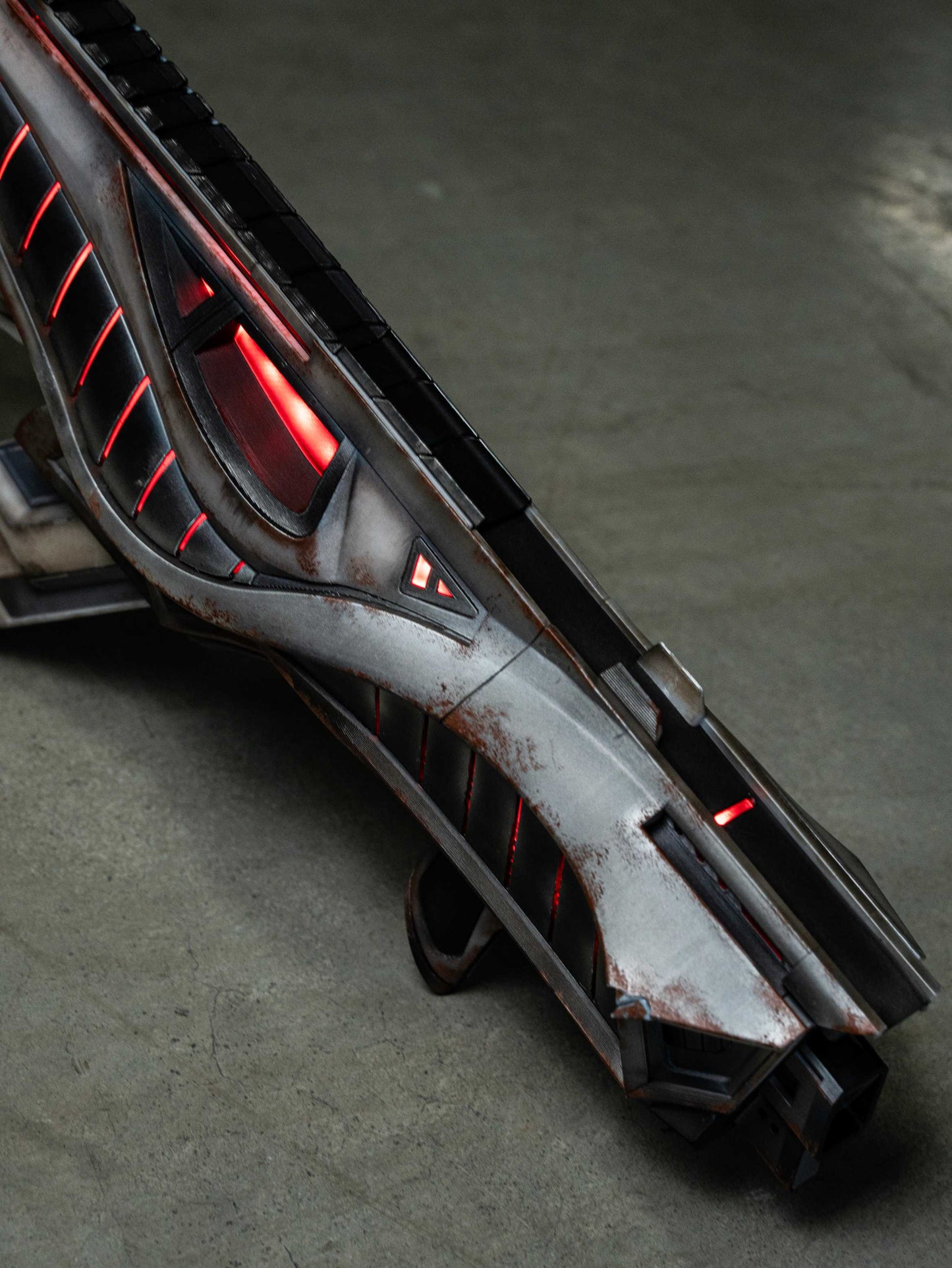 Apex Legends R99 "Blade" Skin Replica Prop – Life-Size SMG Cosplay Weapon, Collectible Display Model for Gamers